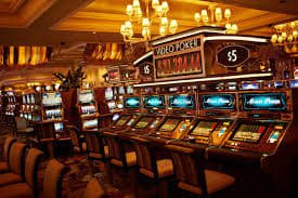 Antarmuka aplikasi mobile airbet888 menampilkan meja dealer langsung dengan blackjack dan roulette